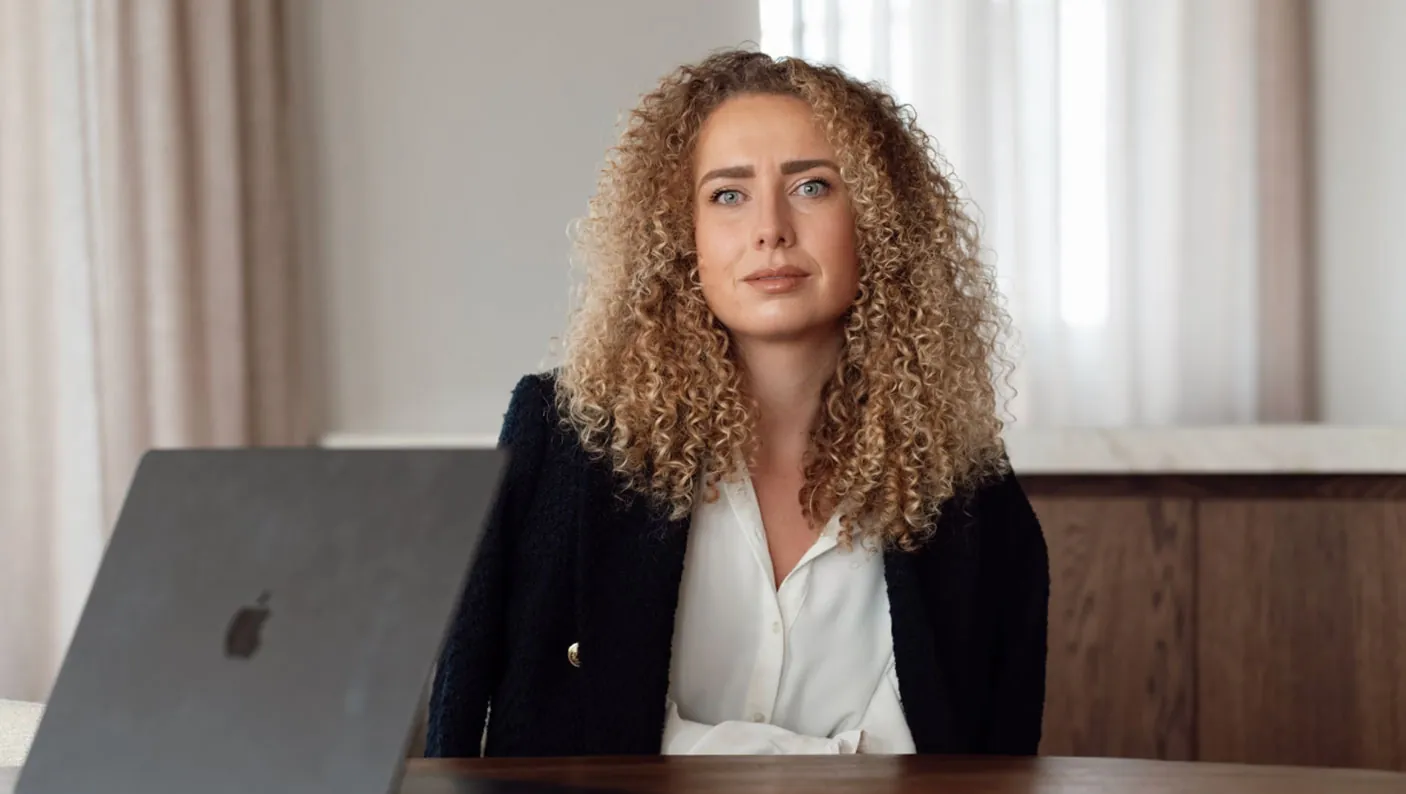 Eline van Elivado.nl achter haar laptop